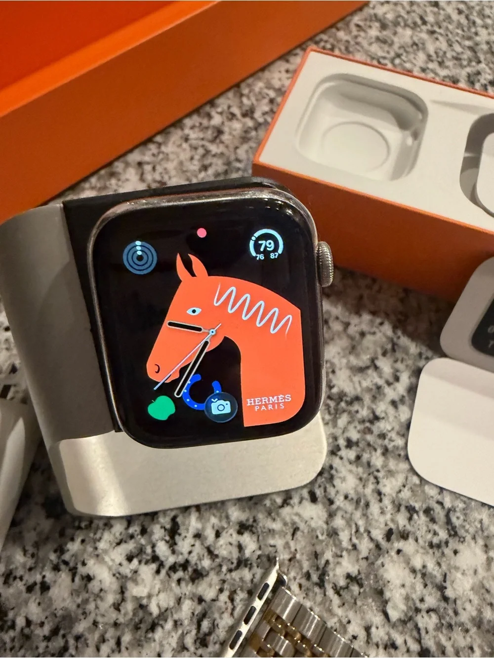 Her mès Apple Watch with Tour and Signature Bands with Boxes